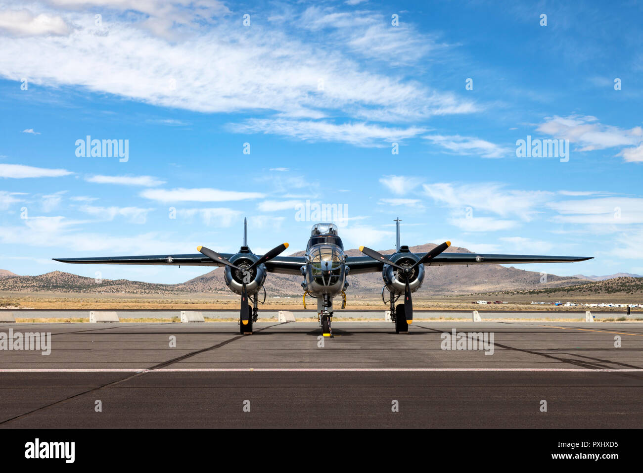 North American B-25 Mitchell bombardiere medio si siede sulla rampa a Reno-Stead Aeroporto in Nevada. Foto Stock