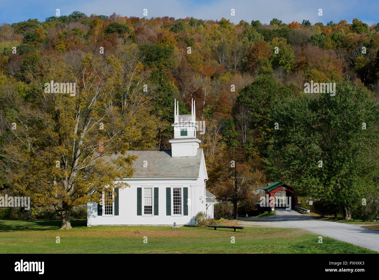 La cappella sul verde a ovest di Arlington, Vermont, USA con un ponte coperto in background. Foto Stock