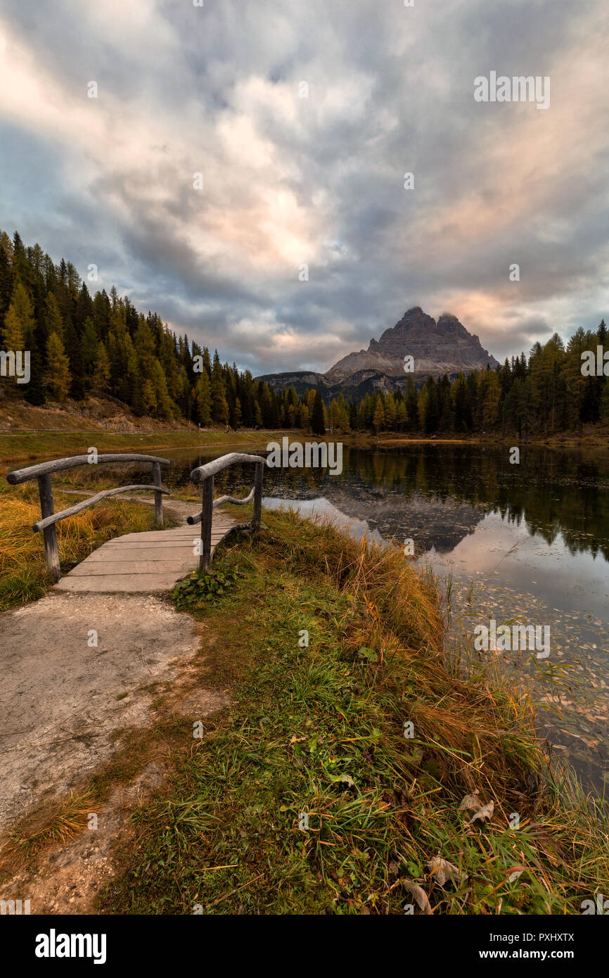 Vista la mattina del Lago Antorno, Dolomiti, lago paesaggio di montagna delle Alpi con picco , Misurina e Cortina d'Ampezzo, Italia Foto Stock