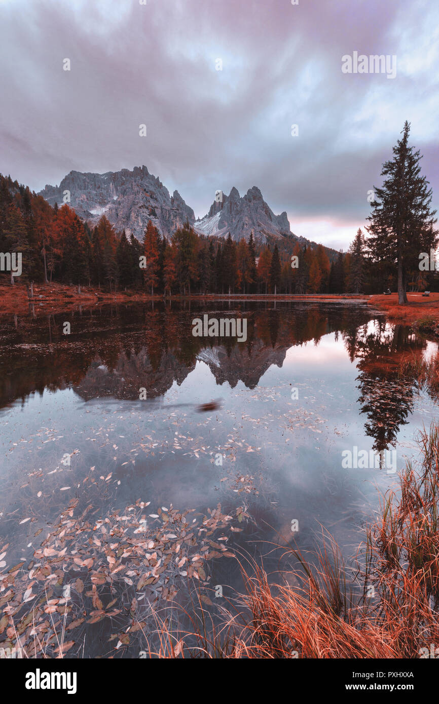 Bella mattina autunnale con riflessione di montagna al Lago Antorno, Italia, Europa Foto Stock