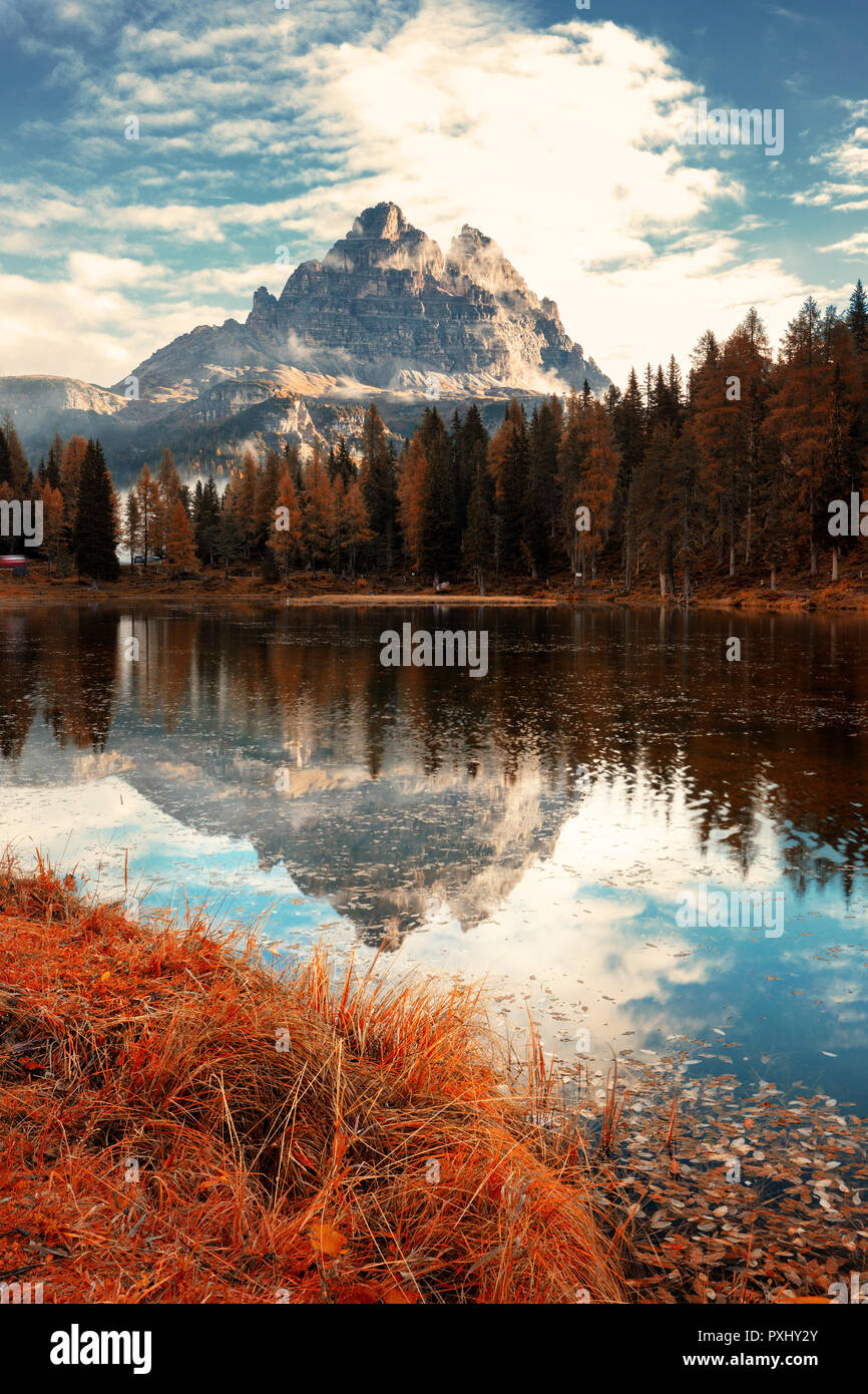 Famose Tre Cime di Lavaredo (Drei Zinnen) riflessione sul Lago Antorno dring tardo autunno. L'Italia, Europa Foto Stock
