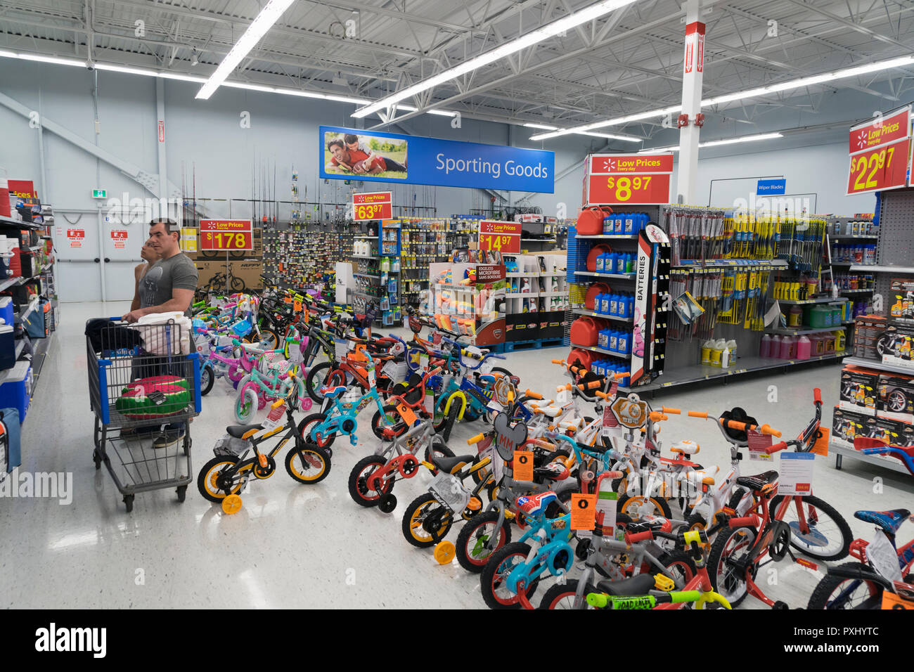 Sporting Goods dipartimento di Walmart store in Cornovaglia, Ontario, Canada. Foto Stock