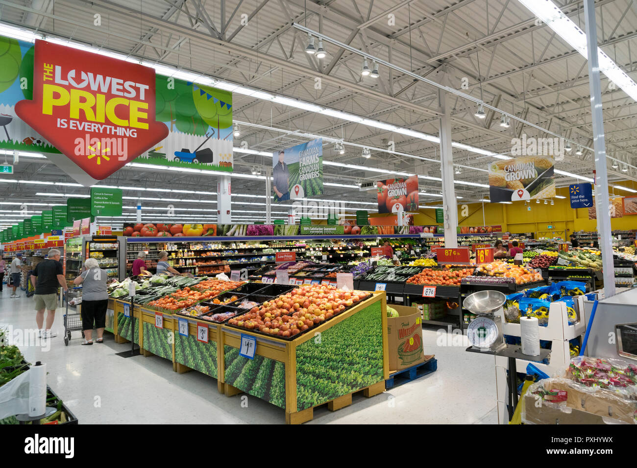 Prodotti freschi del dipartimento della Walmart store in Cornovaglia, Ontario, Canada. Foto Stock