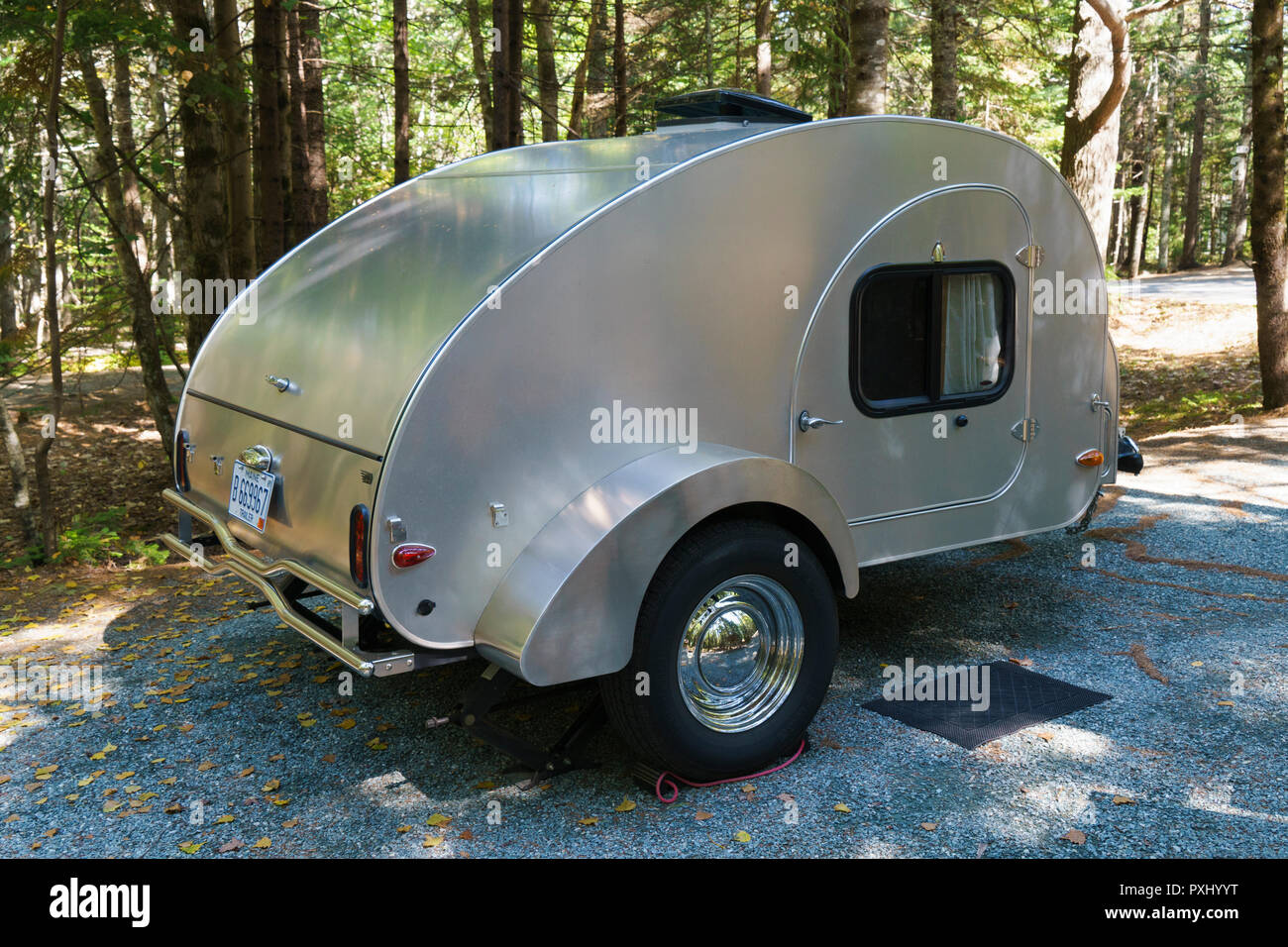 Lacrima rimorchio camper parcheggiato su un campeggio. Foto Stock