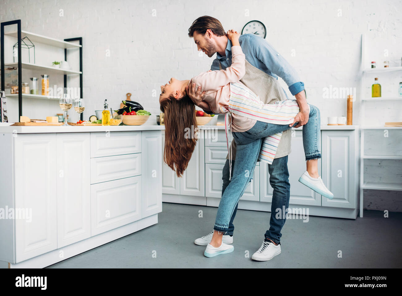 Giovane ballare il tango insieme in cucina Foto Stock