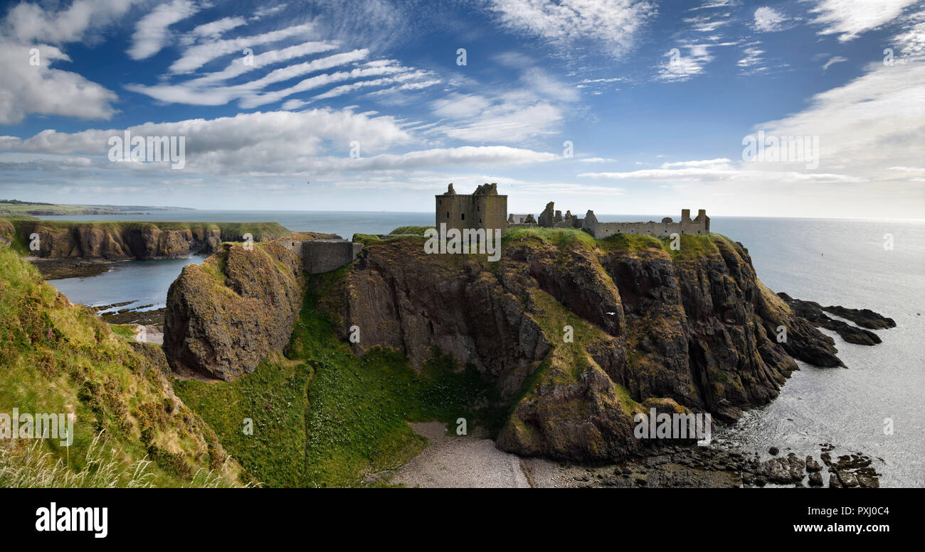 Panorama del castello di Dunnottar clifftop medievale rovine da scogliera in Old Hall Baia Mare del Nord vicino a Stonehaven Scotland Regno Unito Foto Stock