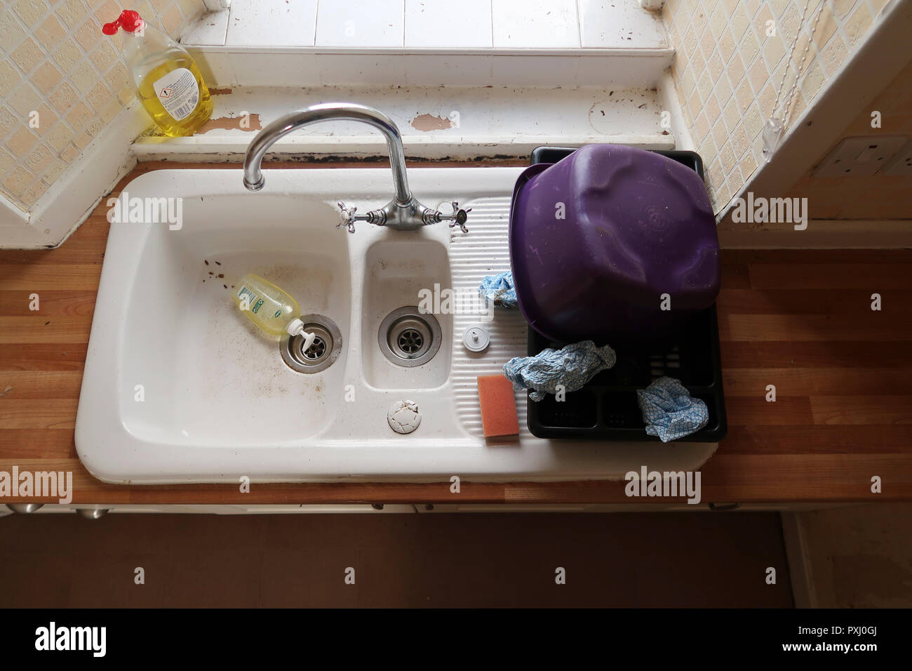 Vista dall'alto in basso del lavello da cucina Foto Stock