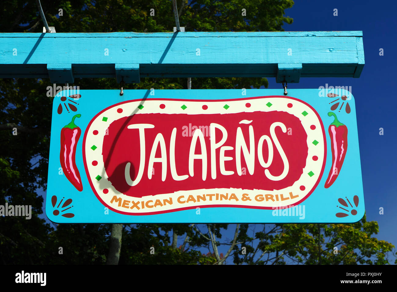 Appendere cartello in legno per Jalapenos ristorante messicano in Bar Harbor, Maine, Stati Uniti d'America. Foto Stock