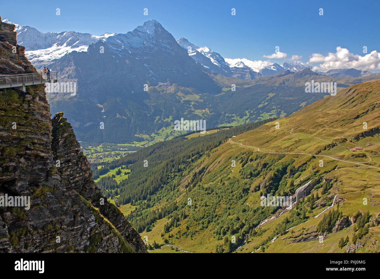 Visitatori sul primo Cliff Walk, guardando attraverso il Eiger Foto Stock