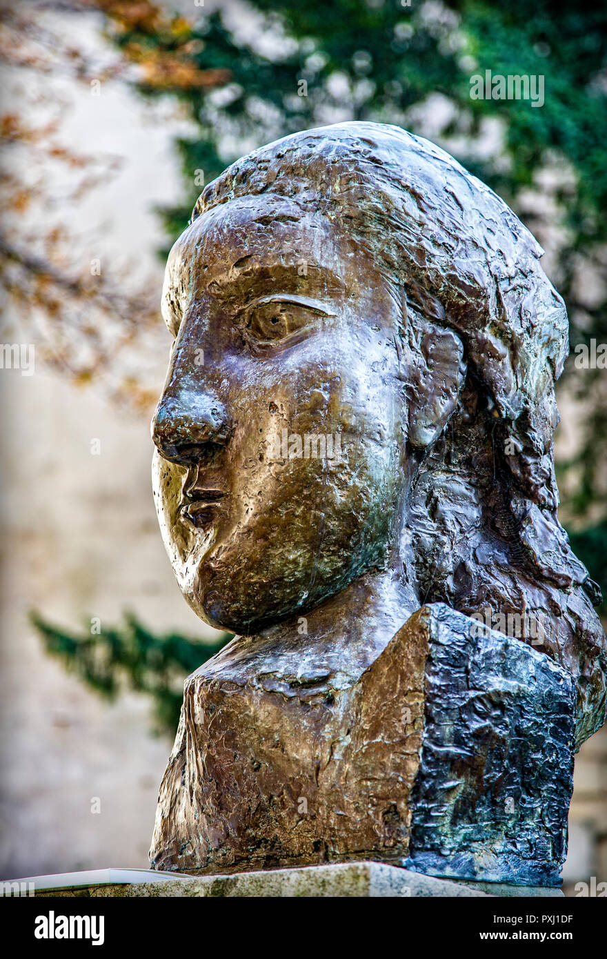 Francia Paris, il busto Apollinaire realizzato da Picasso, nel giardino posteriore del Saint Germain de Pres chiesa Foto Stock