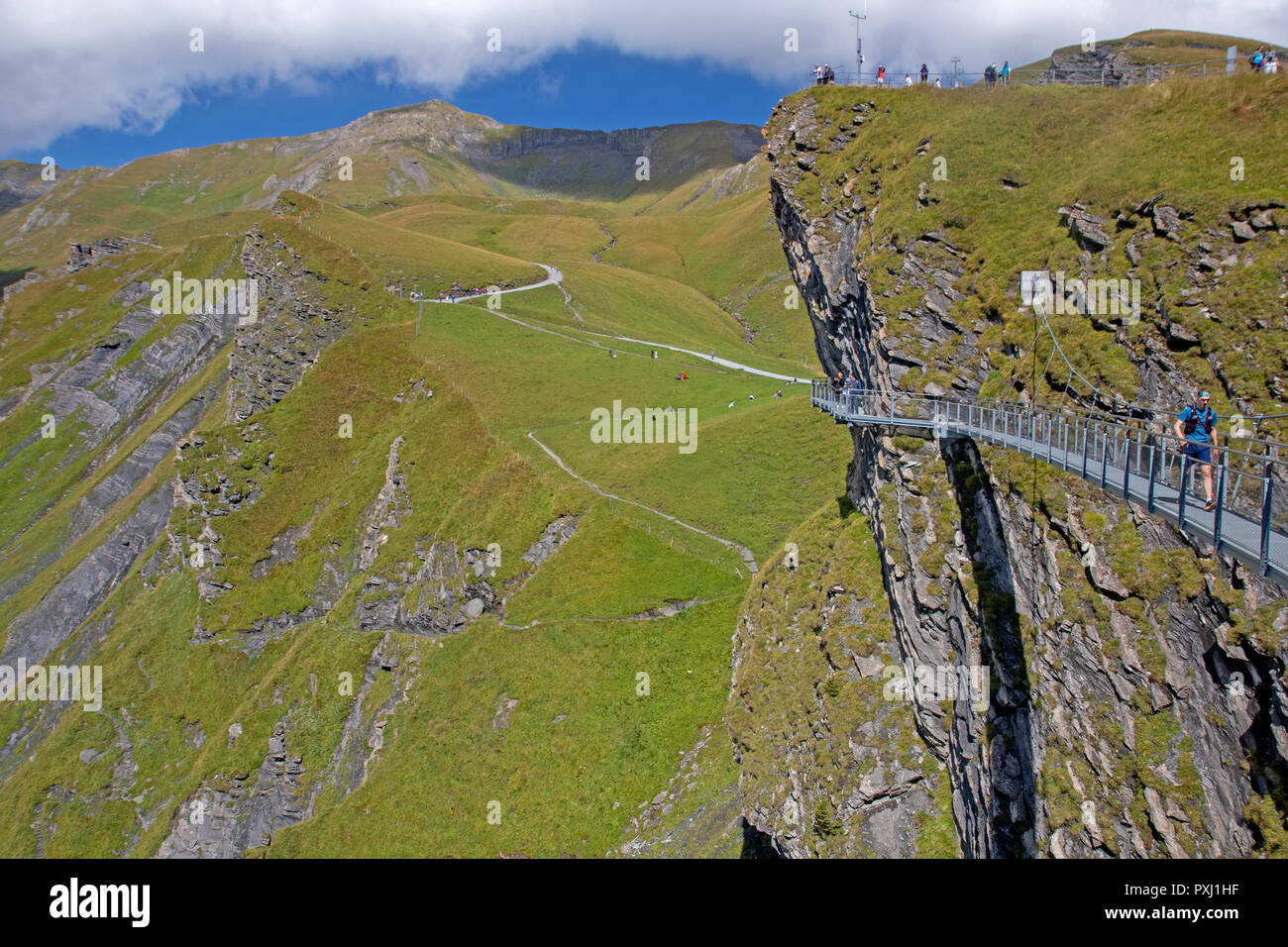 Il primo Cliff Walk, una passerella di metallo imbullonate alle scogliere al di sopra di Grindelwald Foto Stock