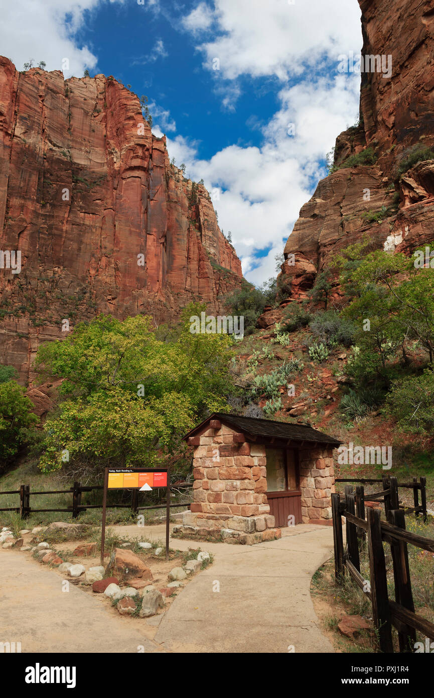 Il gateway si restringe al chiosco interpretative, Parco Nazionale Zion, Utah, Stati Uniti d'America. Foto Stock