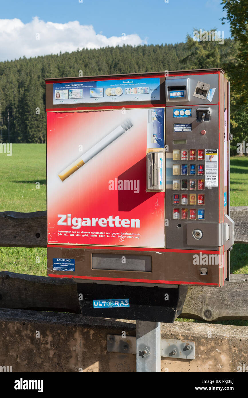 Sigaretta macchina distributrice nel villaggio turistico di Titisee-Neustadt, Germania Foto Stock