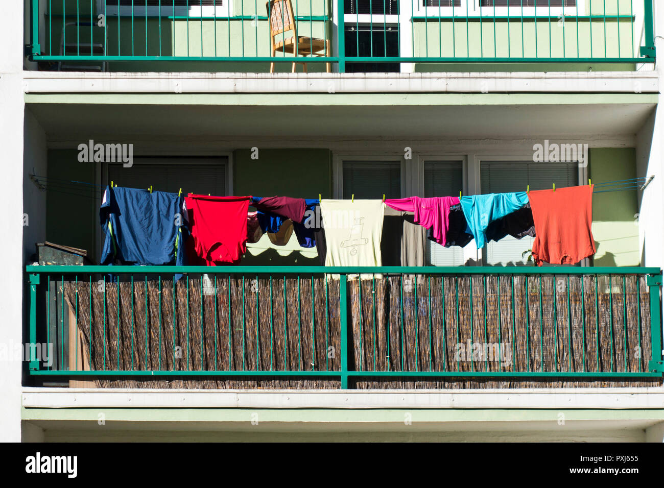 Servizio lavanderia appesi ad asciugare su un balcone Foto Stock