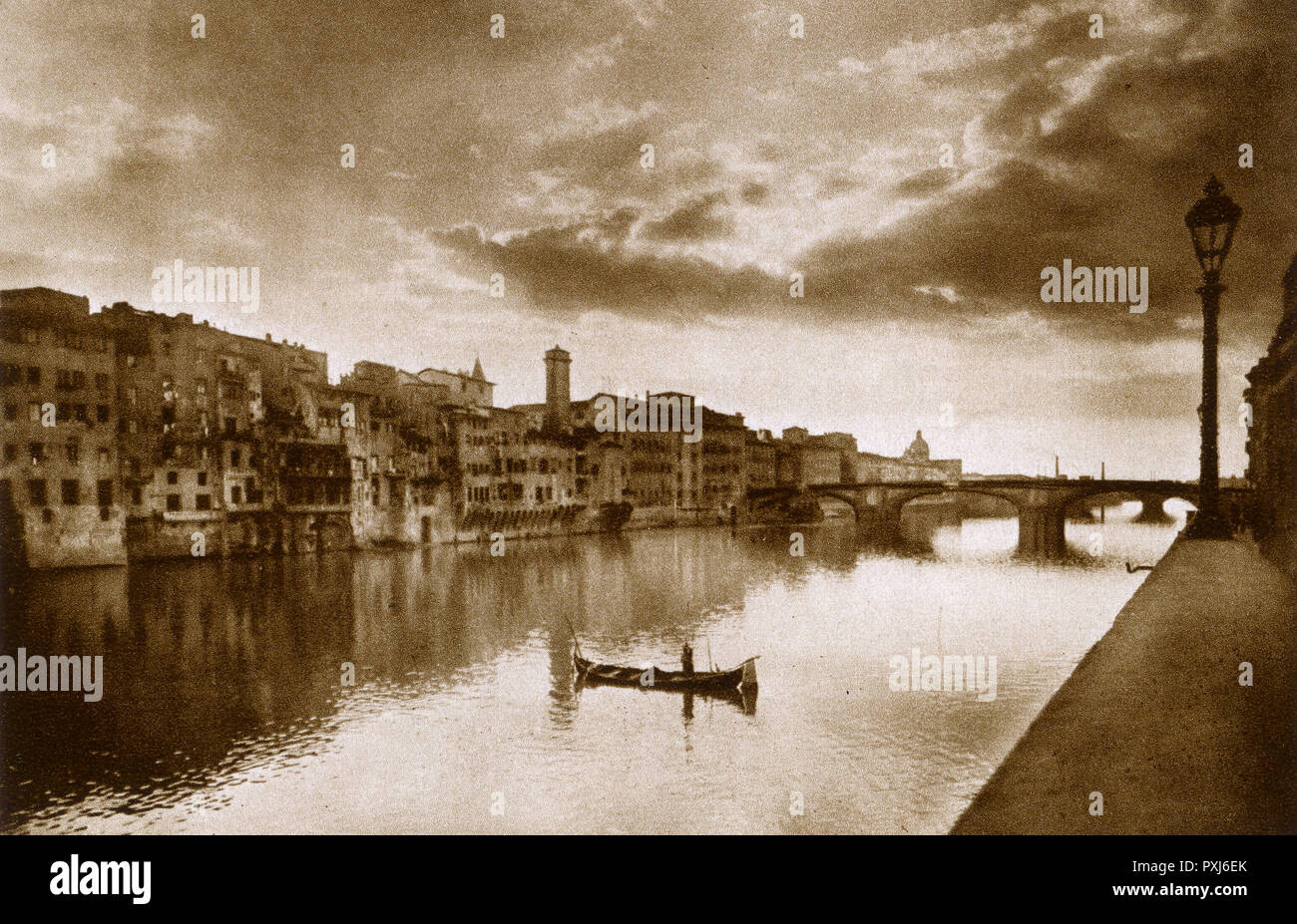 Firenze, Italia - il fiume Arno - Ponte a S. Trinita Foto Stock