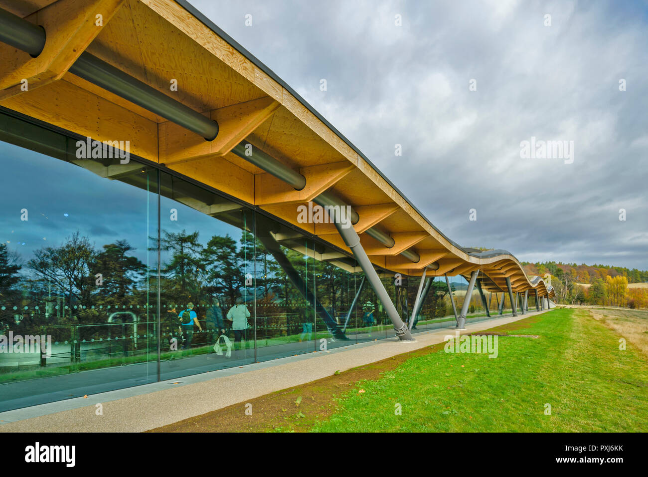 Il Macallan Whisky Distillery CRAIGELLACHIE MORAY Scozia i visitatori a piedi attraverso la costruzione SU UN TOUR Foto Stock