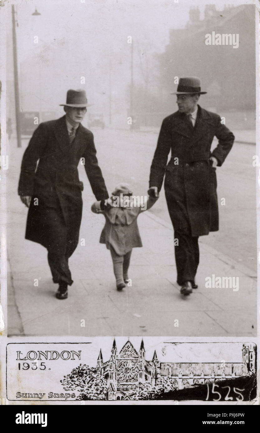 Ragazza giovane fuori per una passeggiata con Padre & nonno, Londra Foto Stock