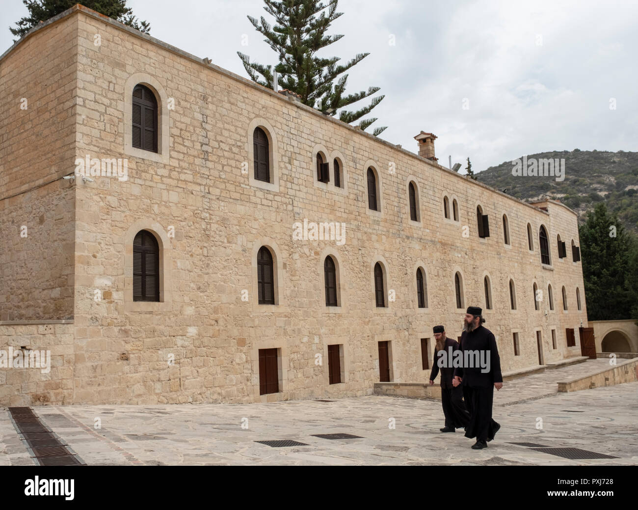 Due cristiano monaci ortodossi a Agios Neophytos Monastero, vicino a tala, distretto di Paphos, Cipro Foto Stock