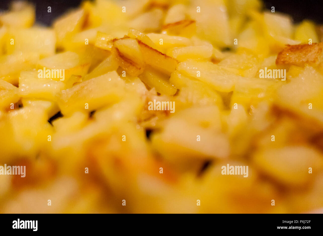 Madre della cucina domestica, padella piena di tritate finemente le patate, ketchup e delle salsicce o bistecche a parte. Qui si può vedere come è simile in Foto Stock