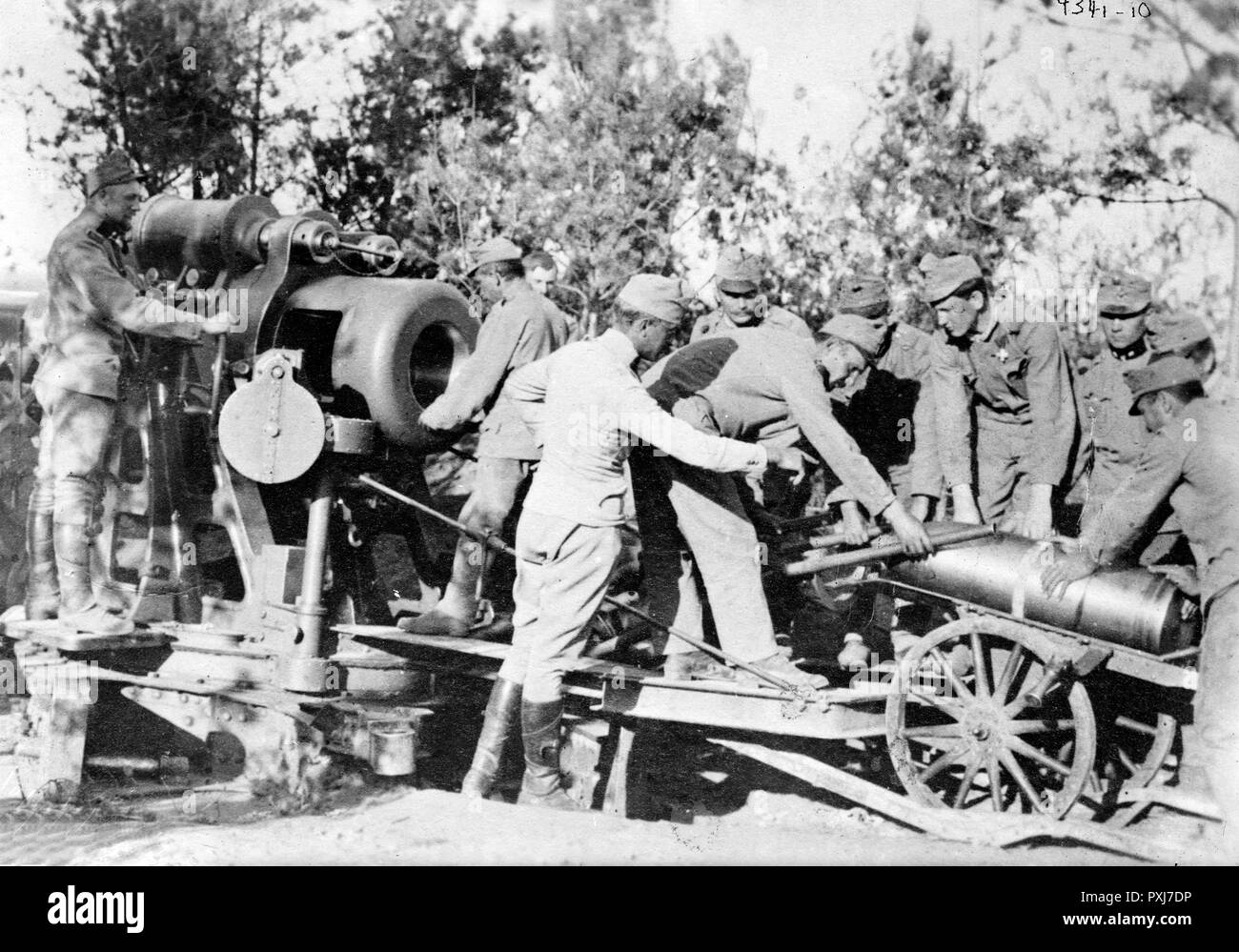 Caricamento austriaci 30,5 cm pistola. Soldati austriaci del caricamento di un guscio di artiglieria in un cannone durante la Prima Guerra Mondiale Foto Stock