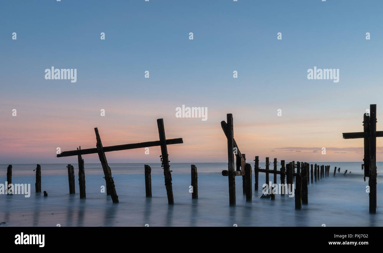 Una lunga esposizione seascape abbandonate le difese del mare Foto Stock