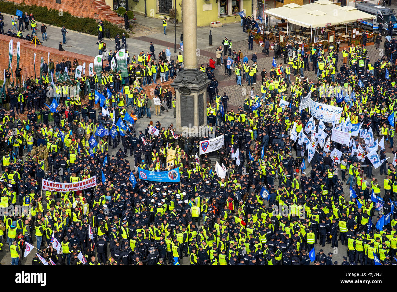 / Varsavia Polonia - Ottobre.02.2018: vista dall'alto sulla protesta degli ufficiali di polizia si sono riuniti nella città vecchia. Foto Stock