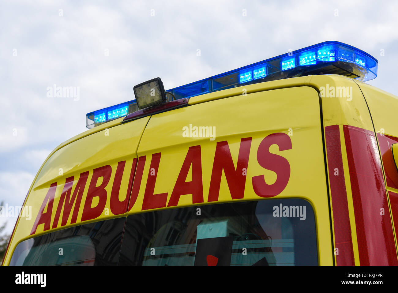 Giallo Ambulanza con neon blu luci di avvertimento. Foto Stock