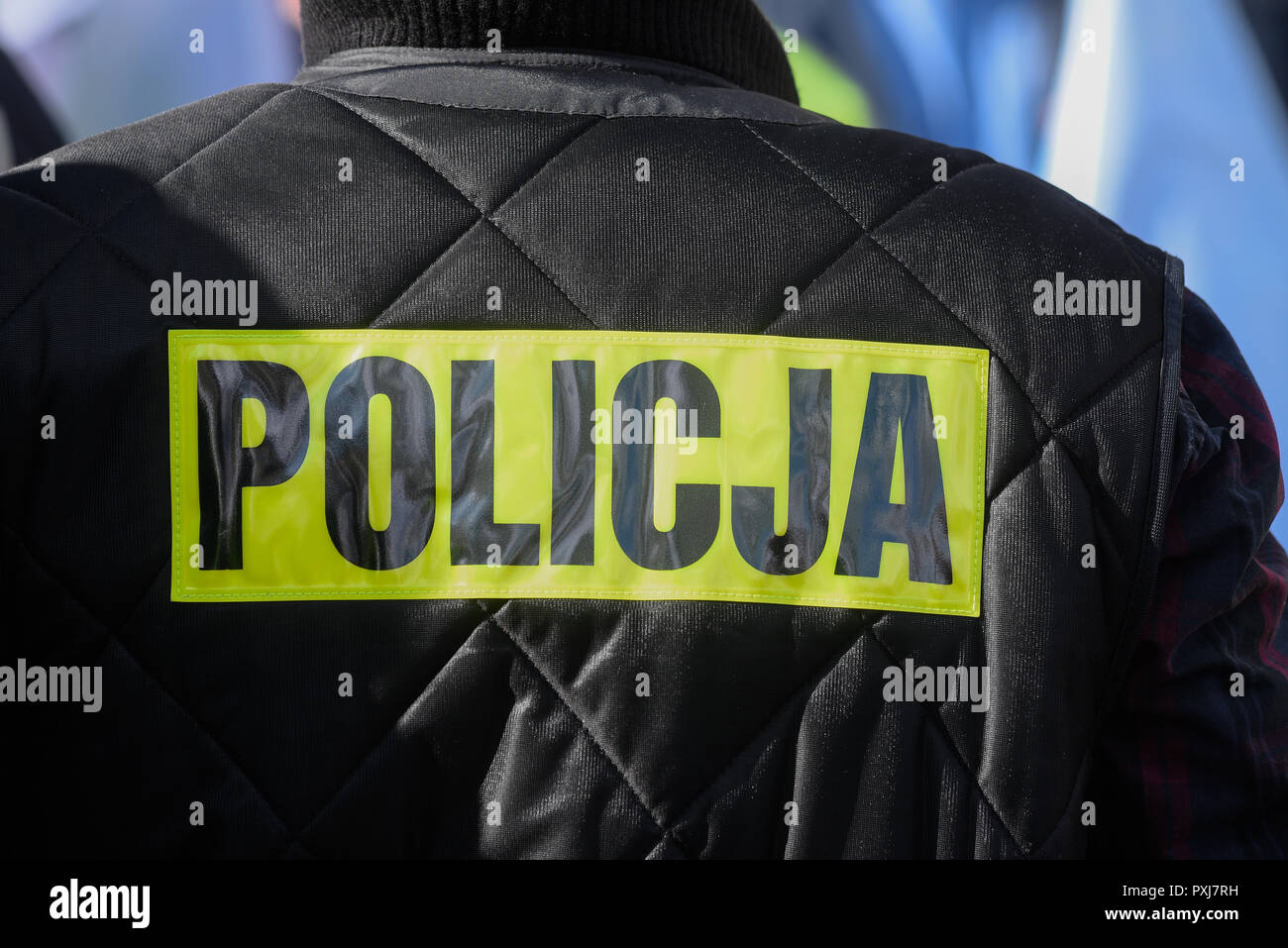 Segno di polizia/logo sul retro del verde uniforme di polizia west. Foto Stock