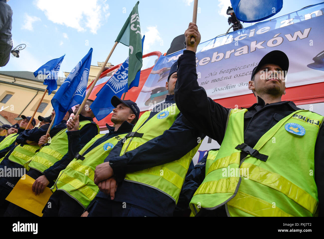 / Varsavia Polonia - Ottobre.02.2018: dimostrazione, protesta nazionale degli ufficiali di polizia per un equo lavoro salari. La Folla di funzionari di polizia. Foto Stock