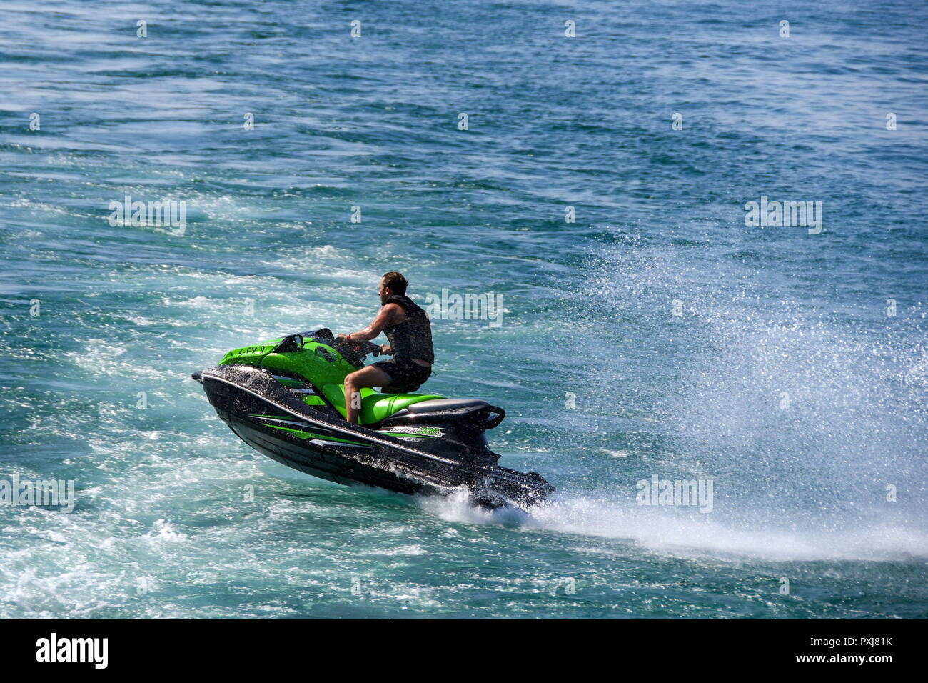 Il LAGO DI GARDA, Italia - Settembre 2018: Jet ski e pilota sul Lago di Garda. Foto Stock