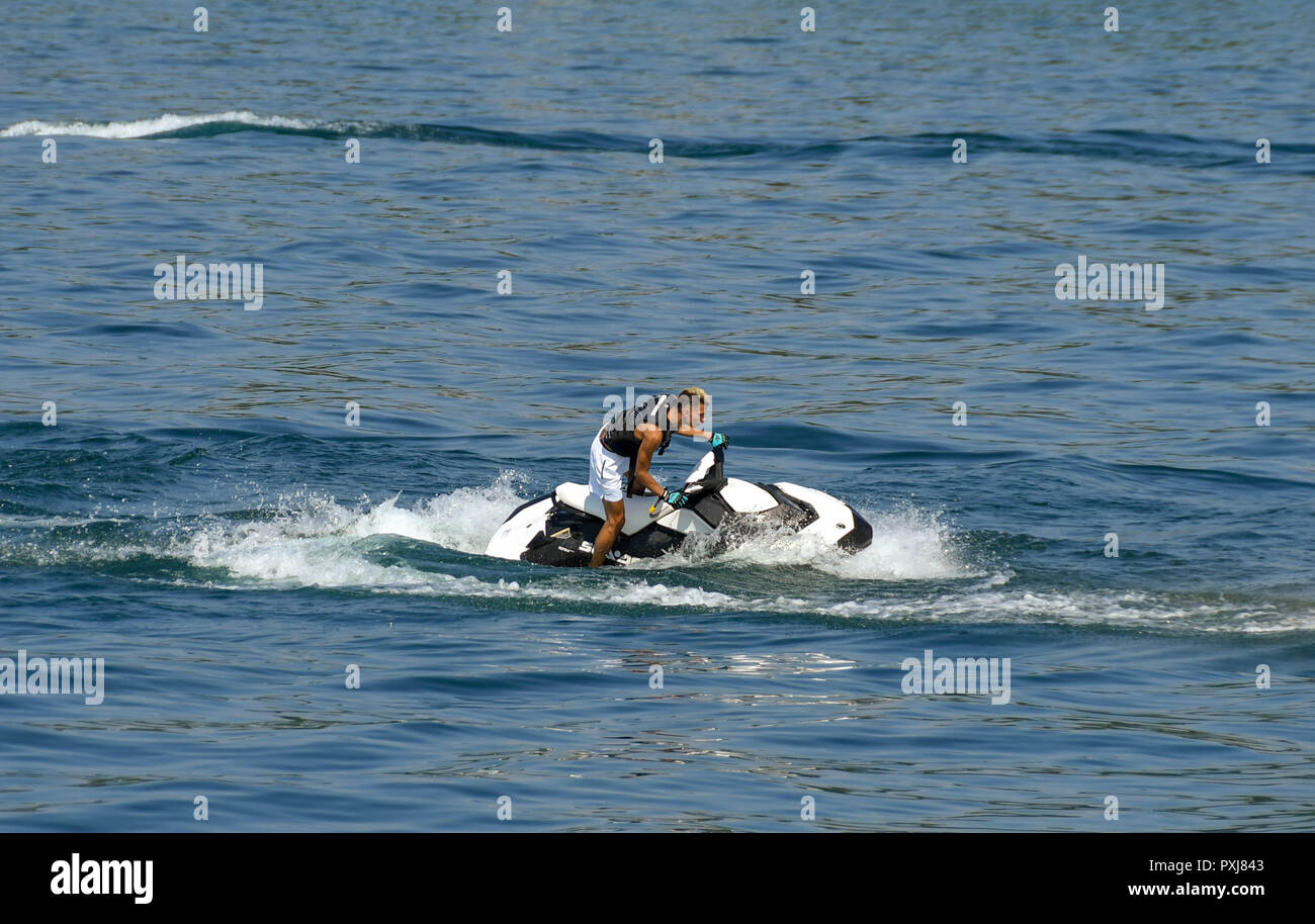 Il LAGO DI GARDA, Italia - Settembre 2018: persona che guida un veloce jet ski sulle acque blu del lago di Garda. Foto Stock