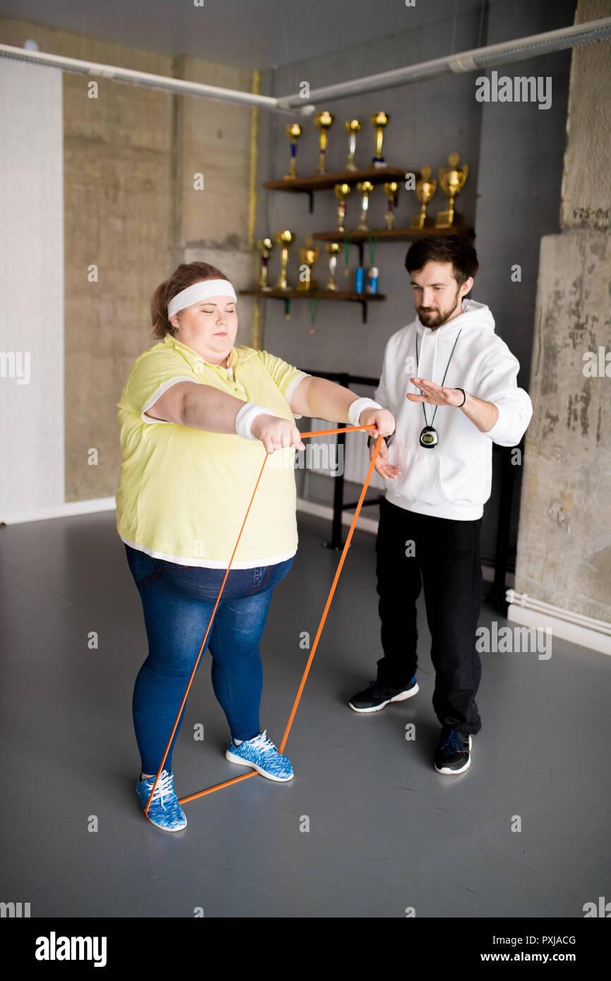 Donna obesa formazione con pullman Foto Stock