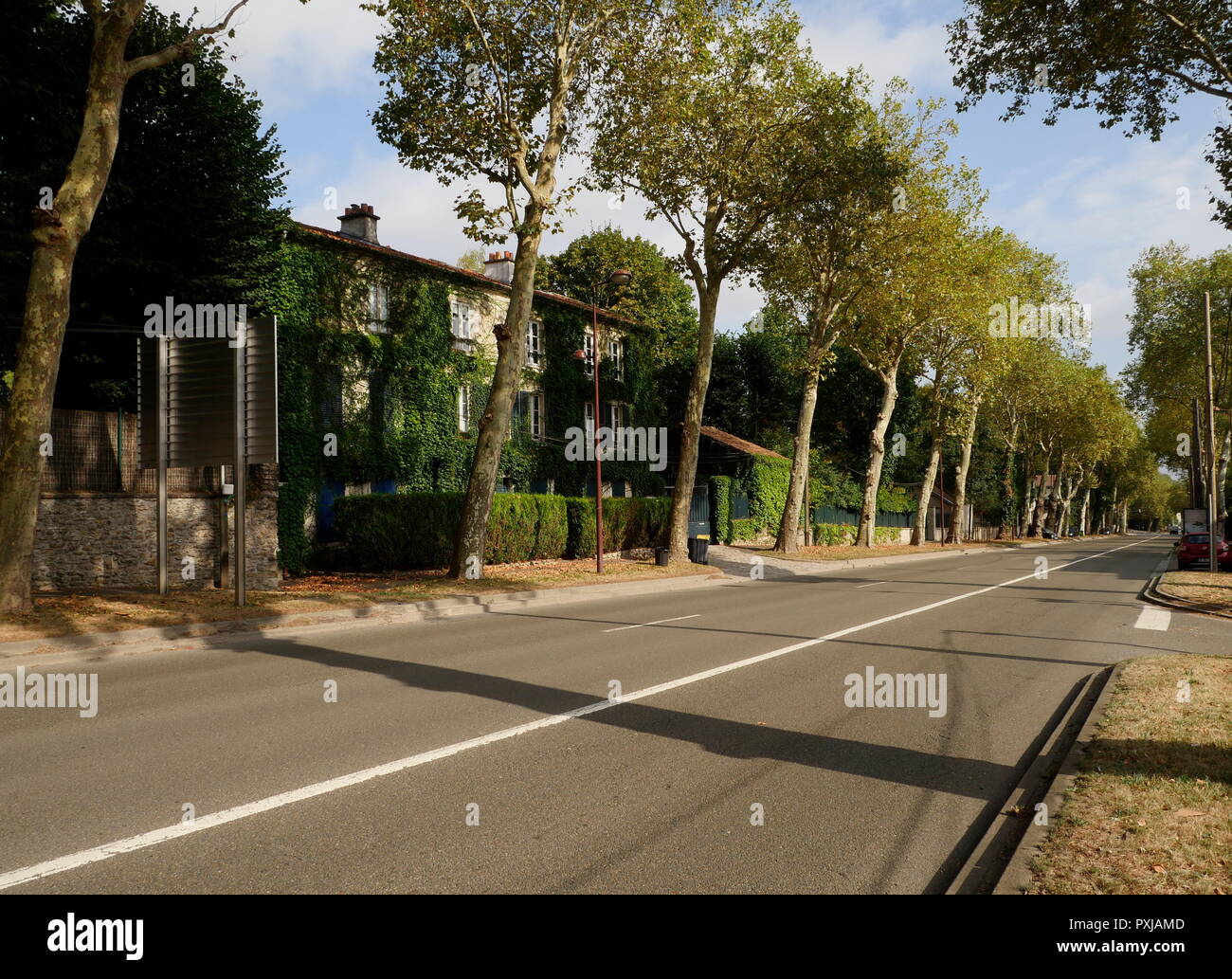 AJAXNETPHOTO. LOUVECIENNES, Francia. - PISSARRO HOUSE - la coperta di edera Casa e studio del XIX secolo francese pittore impressionista e artista Camille Pissarro su vecchi ROUTE DE VERSAILLES, ora chiamato ROUTE DE ST.Germain. Foto:JONATHAN EASTLAND/AJAX REF:GX8 181909 388 Foto Stock