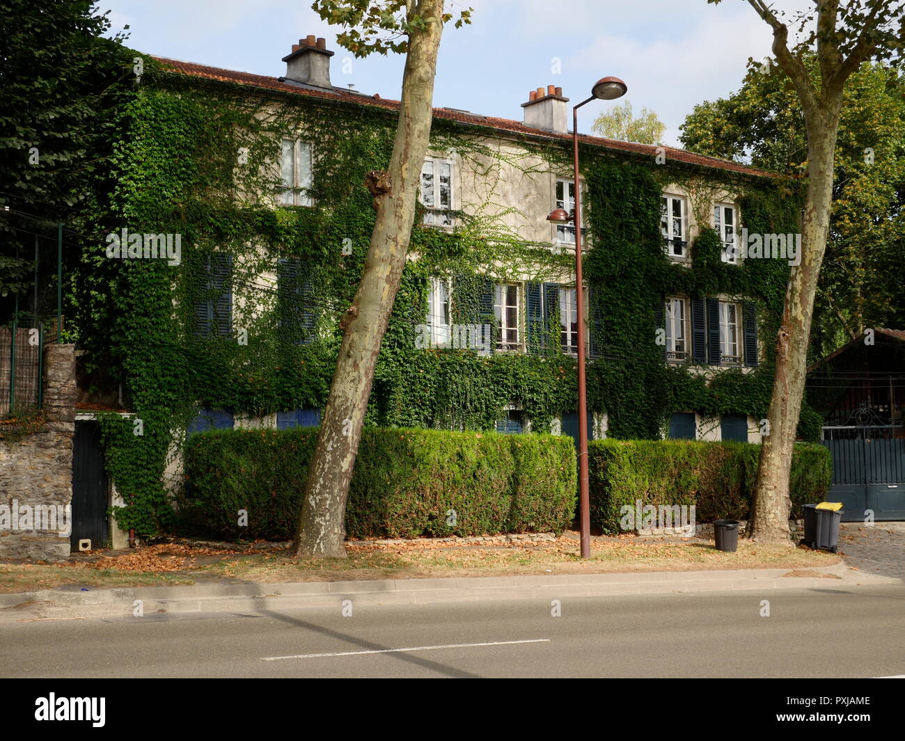 AJAXNETPHOTO. LOUVECIENNES, Francia. - PISSARRO HOUSE - la coperta di edera Casa e studio del XIX secolo francese pittore impressionista e artista Camille Pissarro su vecchi ROUTE DE VERSAILLES, ora chiamato ROUTE DE ST.Germain. Foto:JONATHAN EASTLAND/AJAX REF:GX8 181909 392 Foto Stock