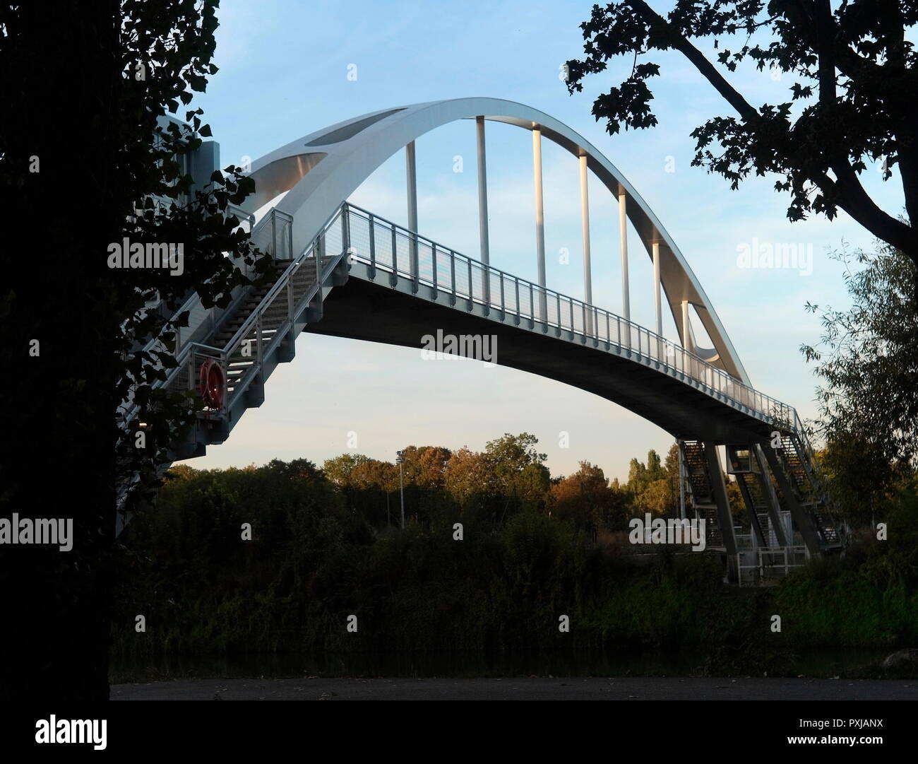 AJAXNETPHOTO. PORT MARLY, Francia. - Ponte sul Fiume Senna - un nuovo pedoni e ciclisti PASSARELLE ponte che attraversa il fiume Senna a PORT MARLY. Xix secolo artisti impressionista Alfred Sisley, Camille Pissarro, Corot, André Derain e altri studi fatti di vita sul fiume qui vicino. Il ponte, completata nel 2016, misure di 86m di lunghezza e pesa 131 t. Foto:JONATHAN EASTLAND/AJAX REF:GXR_182009_7594 Foto Stock