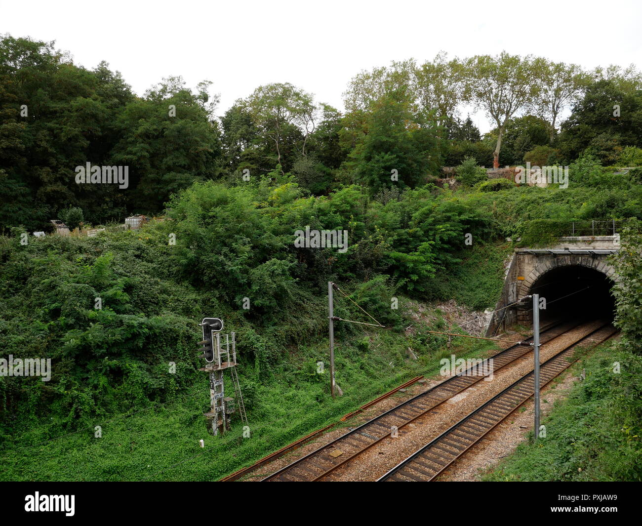 AJAXNETPHOTO. LOUVECIENNES, Francia. - Ferrovia suburbana vie emergente dalla collina vicino a dove XIX SECOLO impressionista francese artista Alfred Sisley ha reso la pittura di l'Aqueduc a PORT MARLY nel 1874. foto:JONATHAN EASTLAND/AJAX REF:GX8_181909_428 Foto Stock