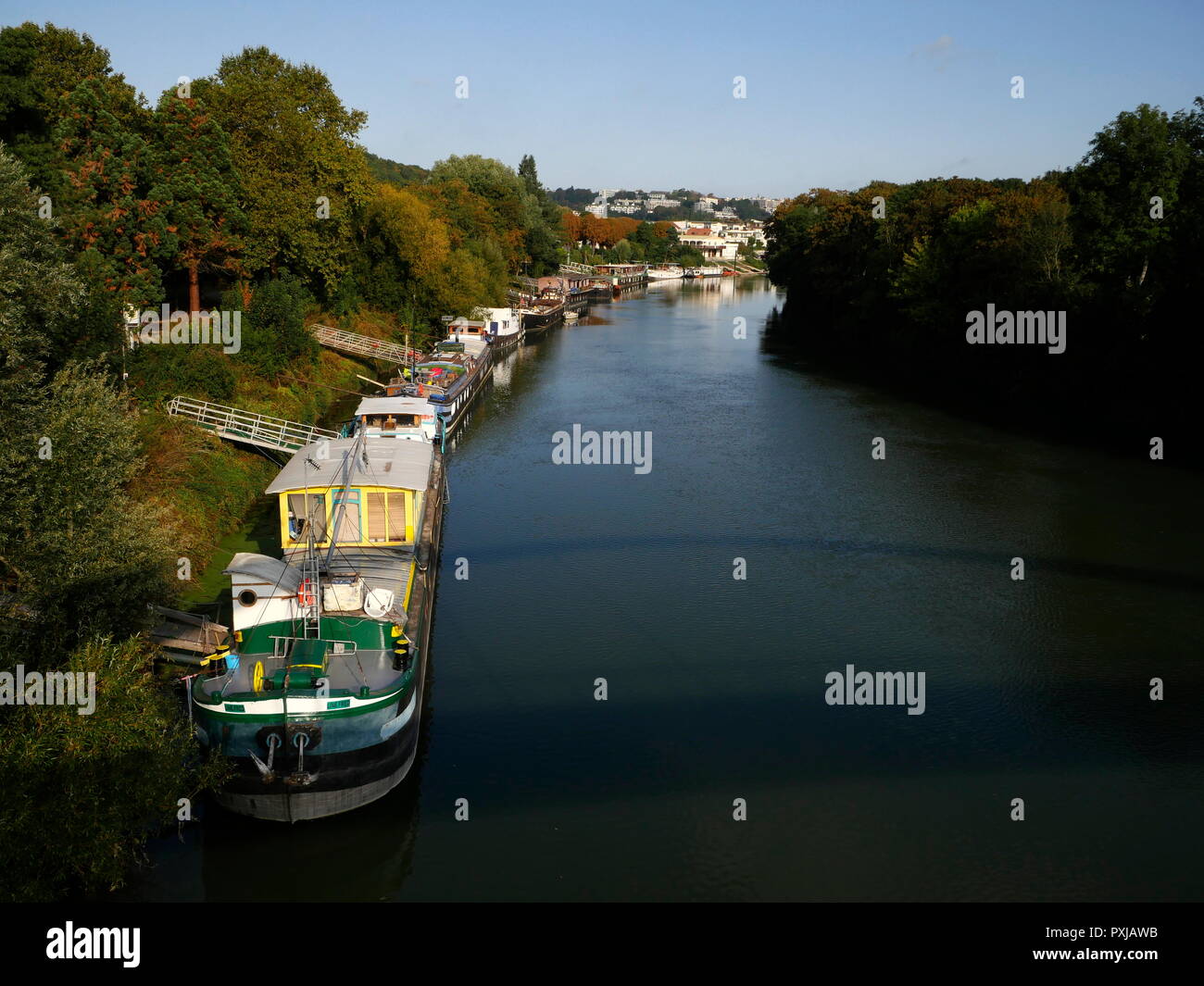AJAXNETPHOTO. PORT MARLY, Francia. - Il fiume Senna houseboats - IL XXI SECOLO SCENA DI PENICHE HOUSEBOATS ormeggiato sulle rive del fiume Senna. La posizione era reso famoso in dipinti di pittori impressionisti Alfred Sisley, Camille Pissarro e altri nel tardo XIX secolo. Foto:JONATHAN EASTLAND REF:GX8 181909 355 Foto Stock