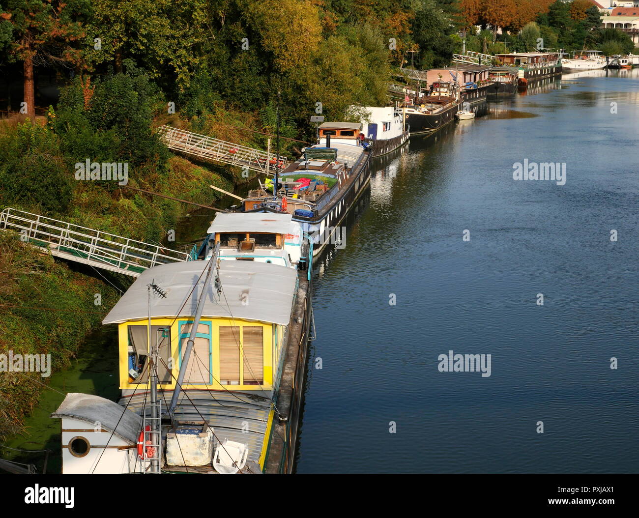 AJAXNETPHOTO. PORT MARLY, Francia. - Il fiume Senna houseboats - IL XXI SECOLO SCENA DI PENICHE HOUSEBOATS ormeggiato sulle rive del fiume Senna. La posizione era reso famoso in dipinti di pittori impressionisti Alfred Sisley, Camille Pissarro e altri nel tardo XIX secolo. Foto:JONATHAN EASTLAND REF:GX8 181909 356 Foto Stock