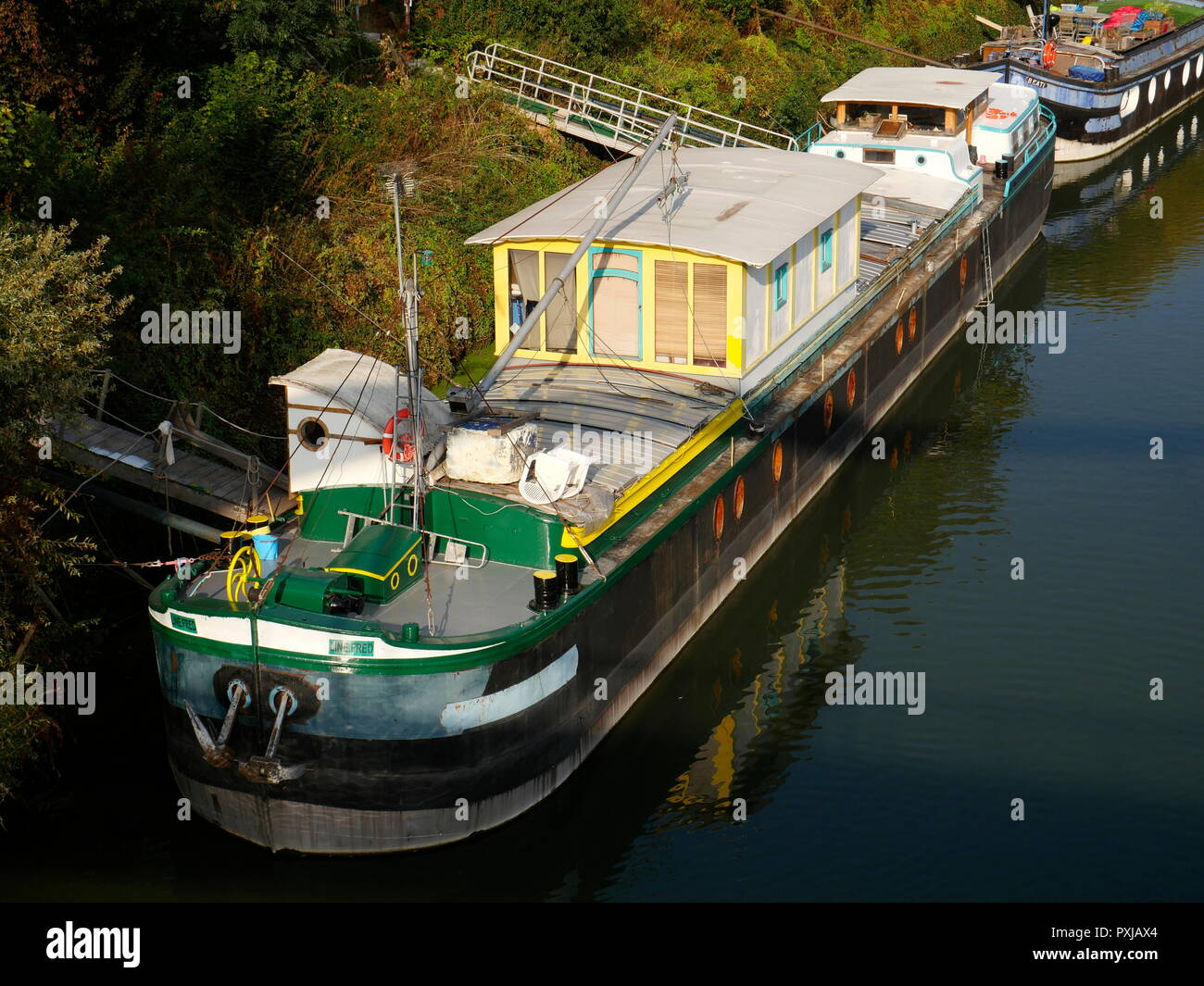 AJAXNETPHOTO. PORT MARLY, Francia. - Il fiume Senna houseboats - IL XXI SECOLO SCENA DI PENICHE HOUSEBOATS ormeggiato sulle rive del fiume Senna. La posizione era reso famoso in dipinti di pittori impressionisti Alfred Sisley, Camille Pissarro e altri nel tardo XIX secolo. Foto:JONATHAN EASTLAND REF:GX8 181909 359 Foto Stock
