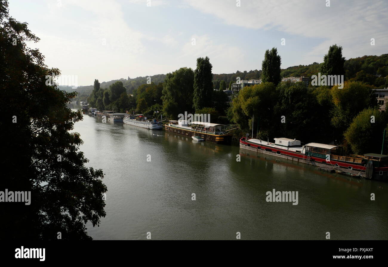 AJAXNETPHOTO. PORT MARLY, Francia. - Il fiume Senna houseboats - IL XXI SECOLO SCENA DI PENICHE HOUSEBOATS ormeggiato sulle rive del fiume Senna. La posizione era reso famoso in dipinti di pittori impressionisti Alfred Sisley, Camille Pissarro e altri nel tardo XIX secolo. Foto:JONATHAN EASTLAND REF:GX8 181909 366 Foto Stock