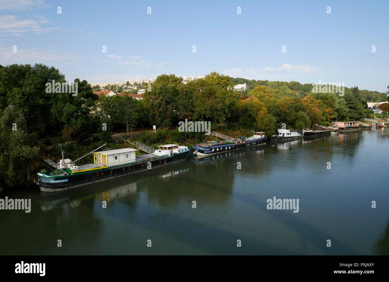 AJAXNETPHOTO. PORT MARLY, Francia. - Il fiume Senna houseboats - IL XXI SECOLO SCENA DI PENICHE HOUSEBOATS ormeggiato sulle rive del fiume Senna. La posizione era reso famoso in dipinti di pittori impressionisti Alfred Sisley, Camille Pissarro e altri nel tardo XIX secolo. Foto:JONATHAN EASTLAND REF:GX8 181909 368 Foto Stock