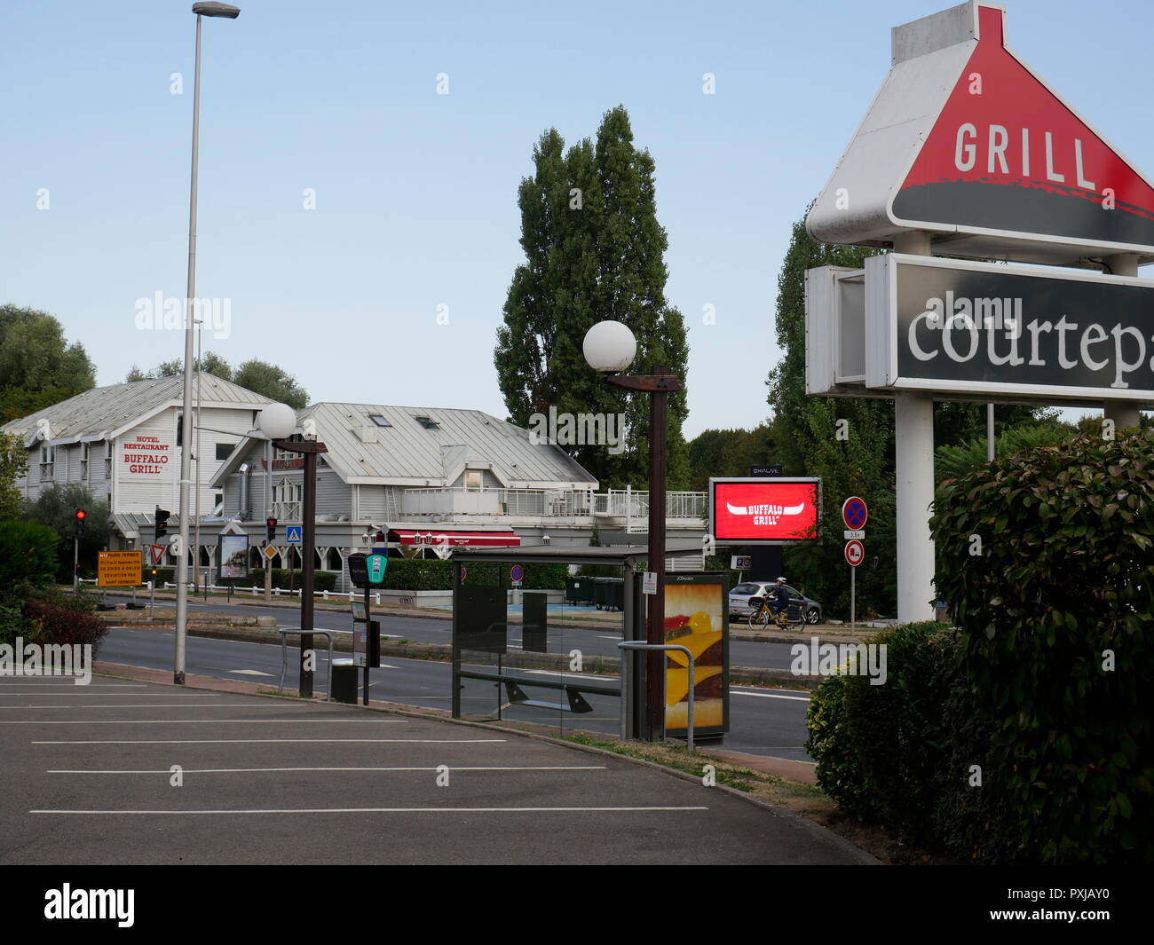 AJAXNETPHOTO. PORT MARLY, Francia. - Paesaggio Urbano - Guardando ad Ovest lungo la D113 confinante con il fiume Senna dall'angolo di CHEMIN DE PRUNAY, paesaggi una volta frequentati dal XIX secolo gli artisti impressionisti. Foto:JONATHAN EASTLAND/AJAX REF:GX8 181909 379 Foto Stock