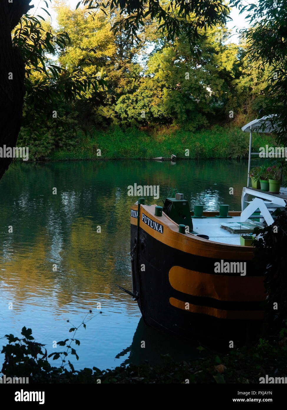 AJAXNETPHOTO. PORT MARLY, Francia. - Il fiume Senna houseboats - archetti colorati di vecchi FREYCINET PENICHE HOUSEBOATS ormeggiato sulle rive del fiume Senna. La posizione era reso famoso in dipinti di pittori impressionisti Alfred Sisley, Camille Pissarro e altri nel tardo XIX secolo. Foto:JONATHAN EASTLAND REF:GXR 182009 7593 Foto Stock