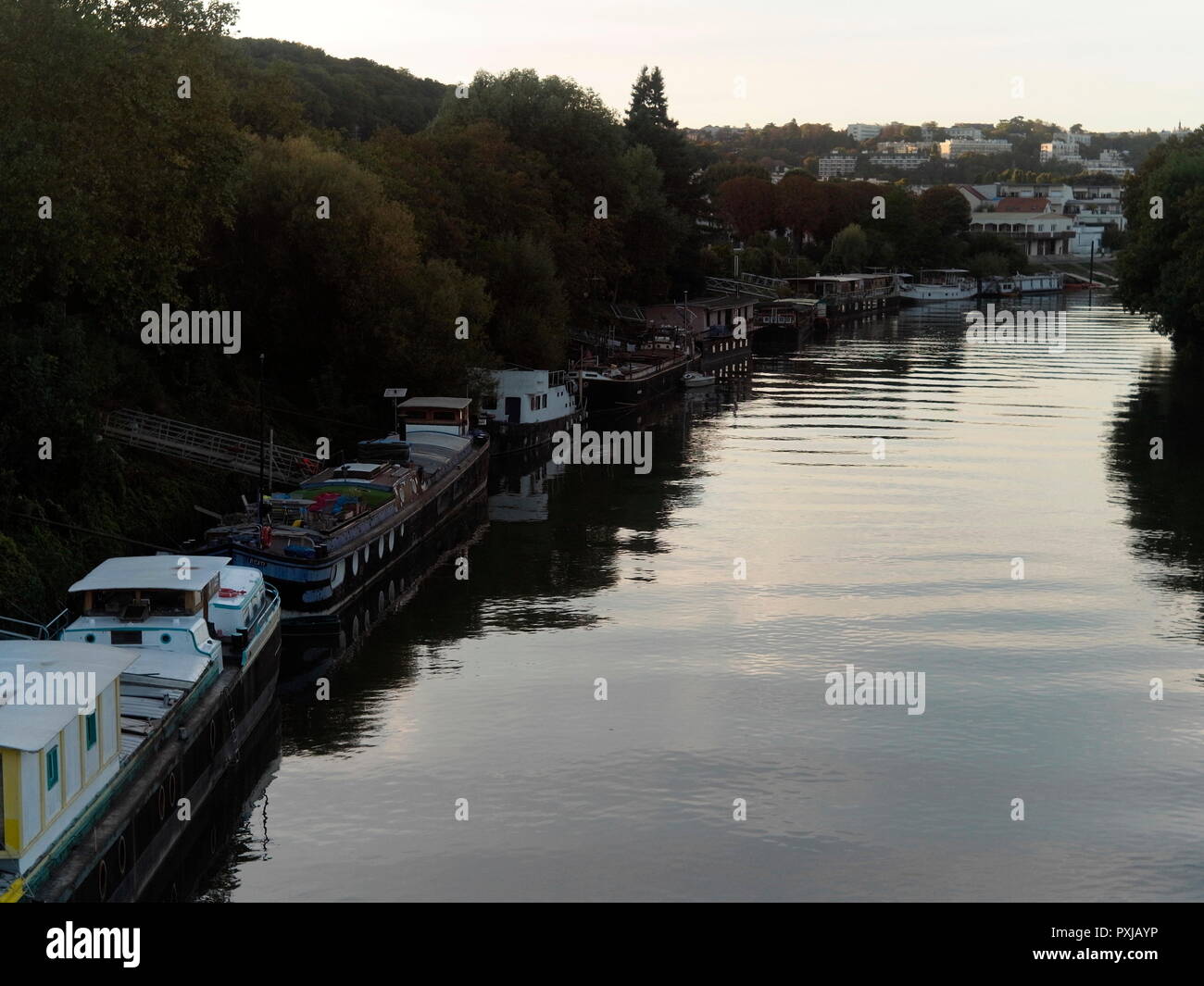 AJAXNETPHOTO. PORT MARLY, Francia. - Il fiume Senna houseboats - IL XXI SECOLO SCENA DI PENICHE HOUSEBOATS ormeggiato sulle rive del fiume Senna. La posizione era reso famoso in dipinti di pittori impressionisti Alfred Sisley, Camille Pissarro e altri nel tardo XIX secolo. Foto:JONATHAN EASTLAND REF:GXR 182009 7598 Foto Stock