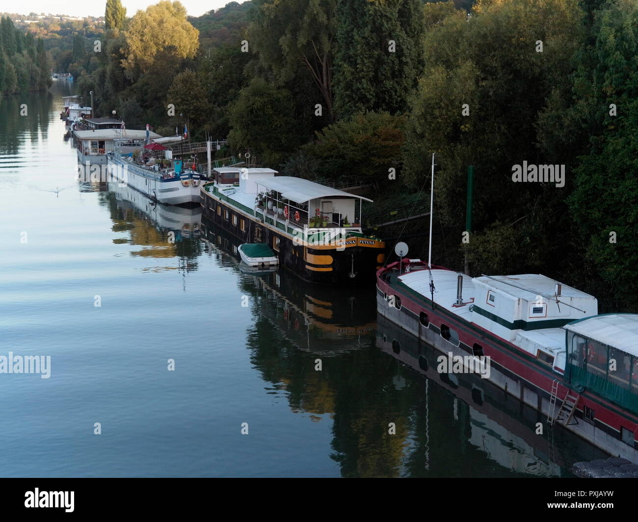 AJAXNETPHOTO. PORT MARLY, Francia. - Il fiume Senna houseboats - IL XXI SECOLO SCENA DI PENICHE HOUSEBOATS ormeggiato sulle rive del fiume Senna. La posizione era reso famoso in dipinti di pittori impressionisti Alfred Sisley, Camille Pissarro e altri nel tardo XIX secolo. Foto:JONATHAN EASTLAND REF:GXR 182009 7599 Foto Stock