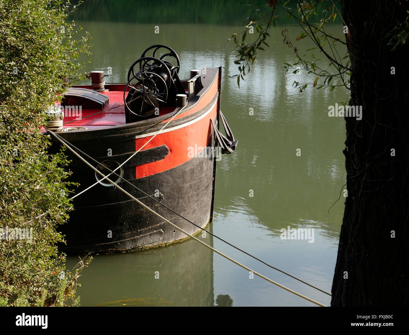 AJAXNETPHOTO. PORT MARLY, Francia. - Il fiume Senna houseboats - archetti colorati di vecchi FREYCINET PENICHE HOUSEBOATS ormeggiato sulle rive del fiume Senna. La posizione era reso famoso in dipinti di pittori impressionisti Alfred Sisley, Camille Pissarro e altri nel tardo XIX secolo. Foto:JONATHAN EASTLAND REF:GX8 181909 341 Foto Stock