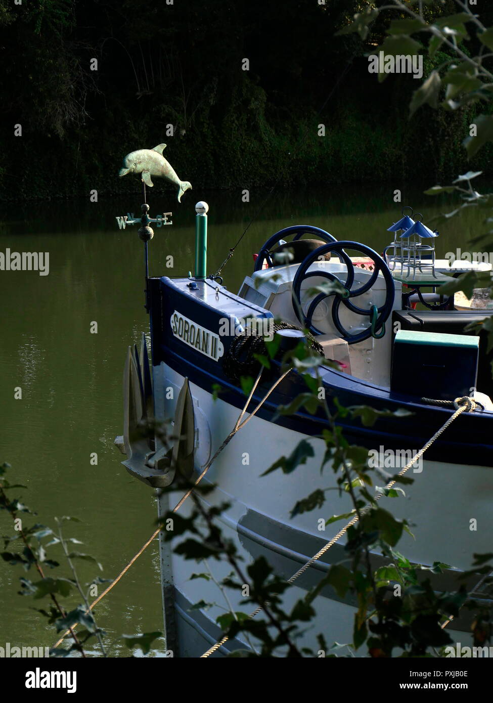 AJAXNETPHOTO. PORT MARLY, Francia. - Il fiume Senna houseboats - archetti colorati di vecchi FREYCINET PENICHE HOUSEBOATS ormeggiato sulle rive del fiume Senna. La posizione era reso famoso in dipinti di pittori impressionisti Alfred Sisley, Camille Pissarro e altri nel tardo XIX secolo. Foto:JONATHAN EASTLAND REF:GX8 181909 344 Foto Stock