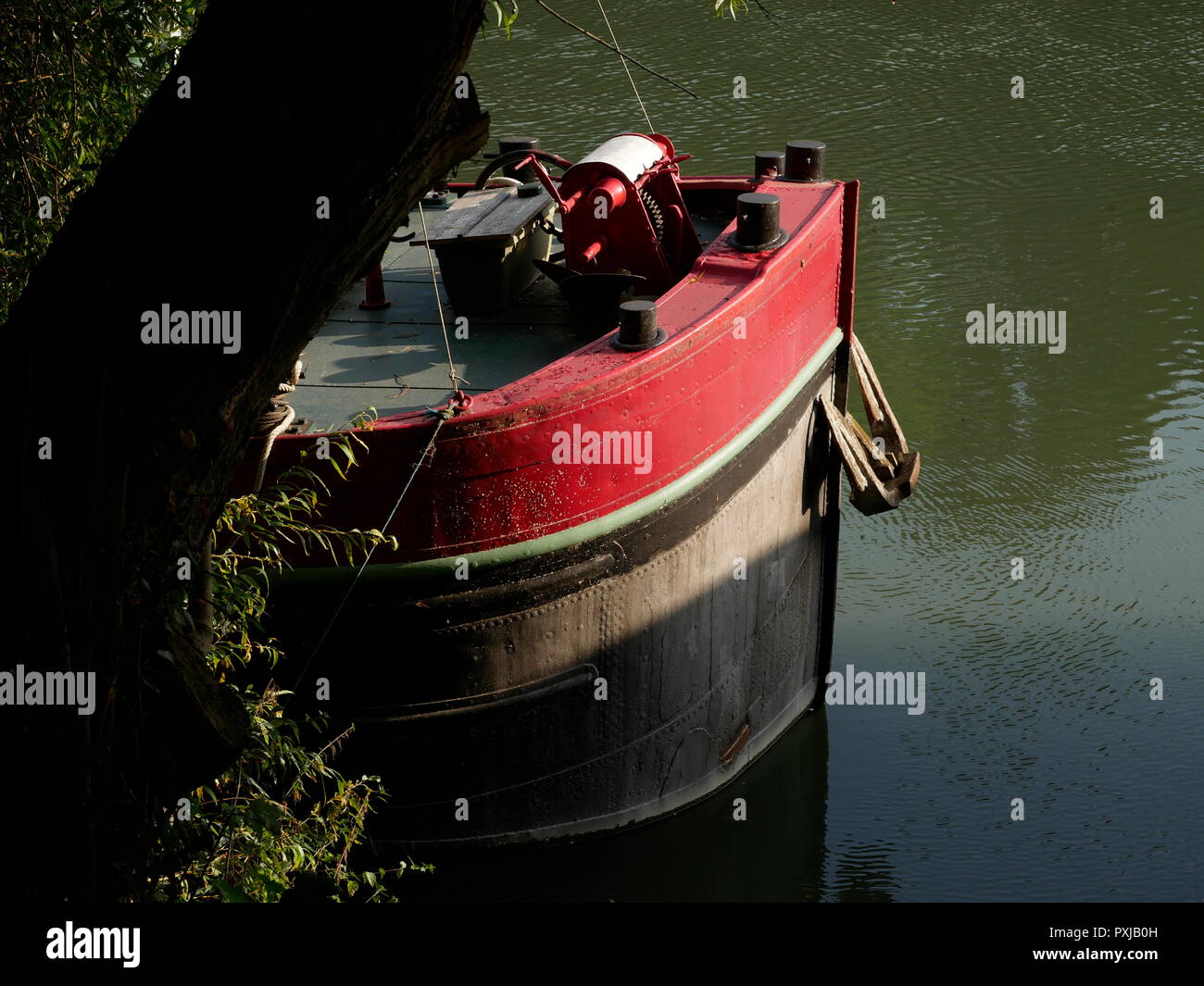 AJAXNETPHOTO. PORT MARLY, Francia. - Il fiume Senna houseboats - archetti colorati di vecchi FREYCINET PENICHE HOUSEBOATS ormeggiato sulle rive del fiume Senna. La posizione era reso famoso in dipinti di pittori impressionisti Alfred Sisley, Camille Pissarro e altri nel tardo XIX secolo. Foto:JONATHAN EASTLAND REF:GX8 181909 346 Foto Stock
