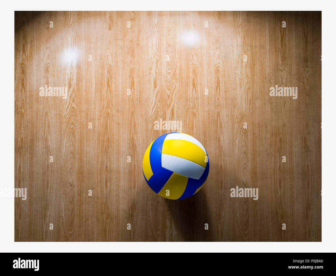 Sport e fitness, gioco, attrezzature sportive e il concetto di oggetti - close up di pallavolo palla sul pavimento in legno dalla parte superiore, isolata, spazio copia Foto Stock