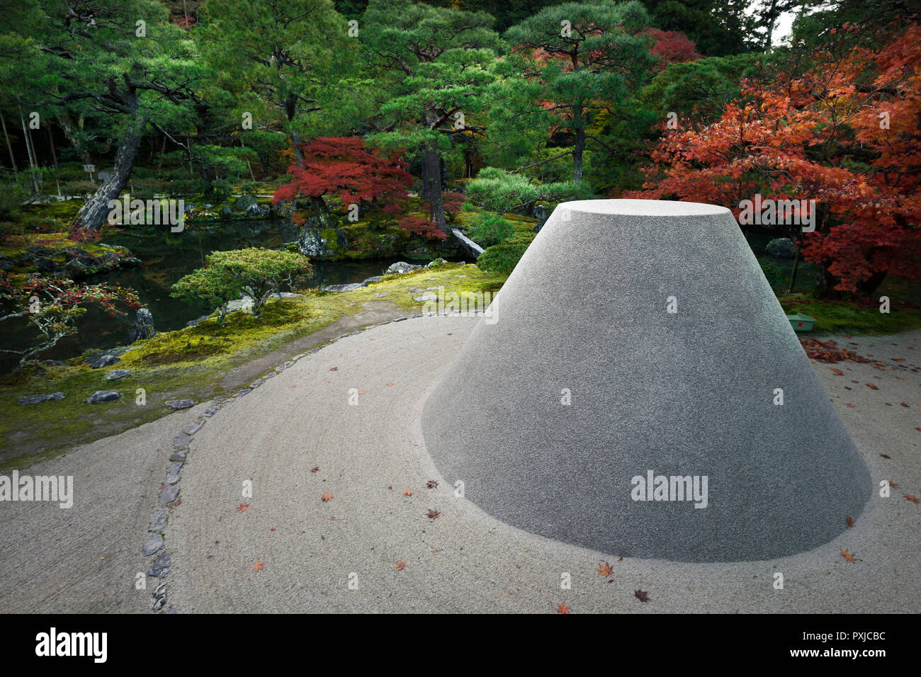 Licenza disponibile al numero MaximImages.com - struttura di sabbia che simboleggia il Monte Fuji nello scenario autunnale di Ginkaku-ji, Tempio del Padiglione d'Argento Giappone Foto Stock